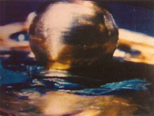 3.ábra: a kereszt alsó részén lévő gömb alá egy felfekvő alátét van forrasztva, ami jelenleg nincs síkban a zománclemezzel, és a kifordulás jól látható.